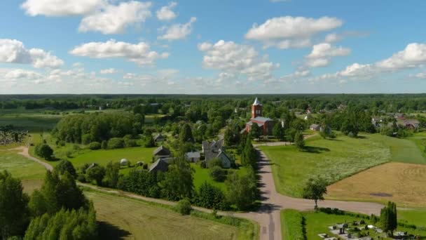 从空中俯瞰村子里一个居民点的公路 4K录像带 乡郊住宅道路 从上至下射击 — 图库视频影像