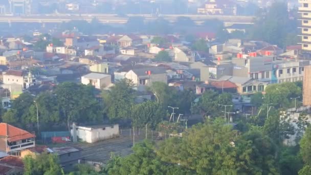 Транспортные Средства Проходящие Шоссе Туманное Утро Загрязнения Воздуха Восточной Джакарте — стоковое видео