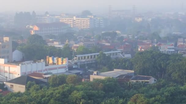 Widok Dzielnicę Mieszkalną Mglisty Poranek Powodu Zanieczyszczenia Powietrza Wschodniej Dżakarcie — Wideo stockowe