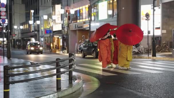 Group Geisha Walking Kyoto Streets Rain Red Parasols — Stock video