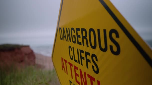 Close Sign Warning People Dangerous Cliffs Ahead Ocean — Video Stock