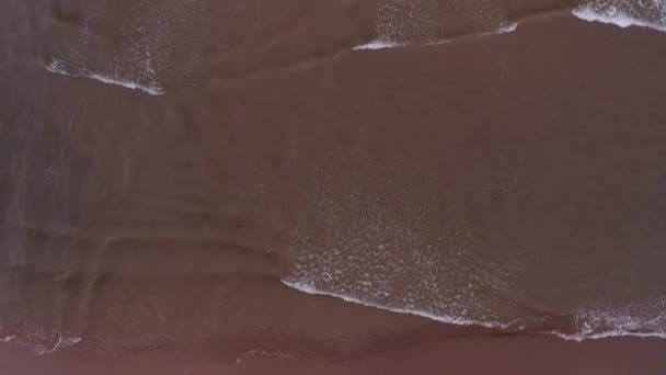 俯瞰接近沙滩的海浪和海水的自上而下的无人机图像 — 图库视频影像