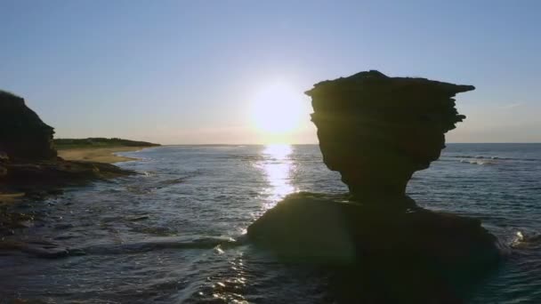 茶壶石 爱德华王子岛日落 空中无人飞机从岩石旁边掠过 隐藏着背景中的落日 — 图库视频影像
