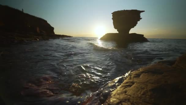 Teapot Rock Prince Edward Island Low Angle Water Sun Sets — Stockvideo