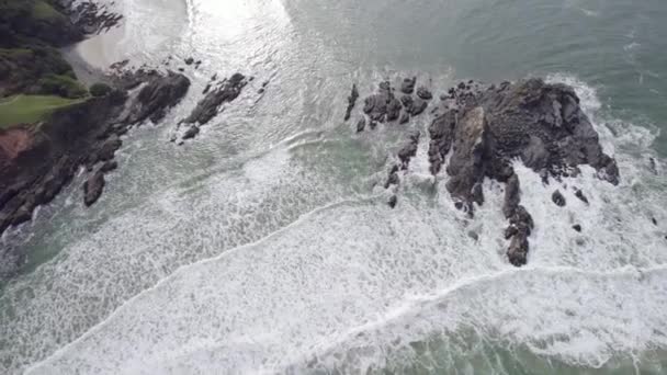 Vagues Avec Éclaboussures Mousse Sur Côte Rocheuse Broken Head Nouvelle — Video