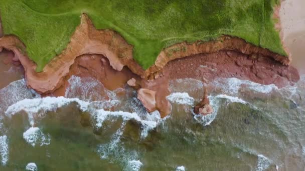 当海浪冲向海岸和岩石时 从空中俯瞰着海岸线 翠绿的悬崖俯瞰大海 — 图库视频影像