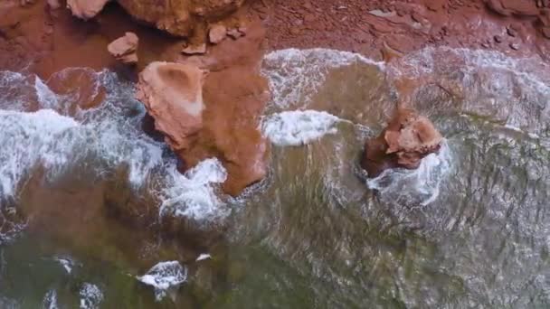 Tengervíz Hullámok Zuhannak Partra Partra Thunder Cove Teapot Rock Nál — Stock videók