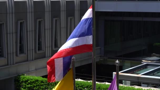 Bandera Nacional Tailandesa Ondea Viento Contra Construcción — Vídeos de Stock
