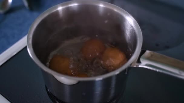 褐色的鸡蛋在一壶水中沸腾 极慢运动 — 图库视频影像