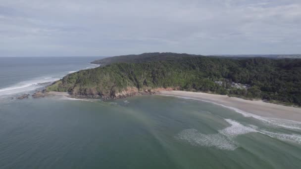 澳大利亚新南威尔士州拜伦湾附近被热带雨林环绕的破碎的头海滩的空中景观 — 图库视频影像