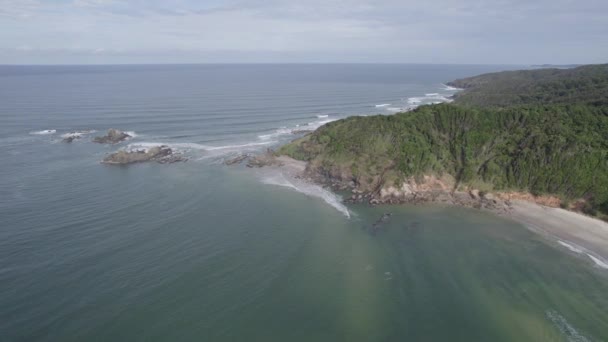 Foamy Ocean Waves Splashing Sandy Shore Broken Head Northern Rivers — Stockvideo