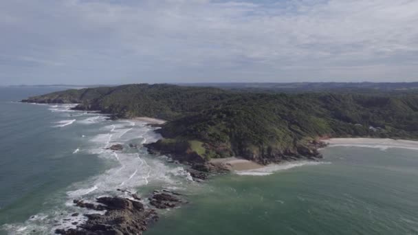 飞往澳大利亚新南威尔士州北部河流断头自然保护区国王海滩的岩石海岸 空降飞行员中枪 — 图库视频影像