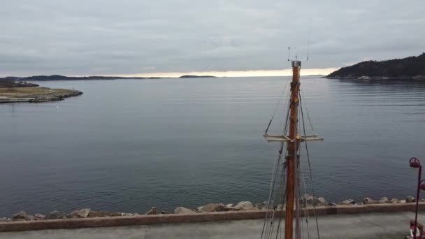 Aerial Passing Close Wooden Sailing Boat Mast North Sea Horizon — Stockvideo