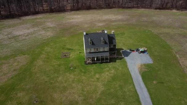 Aerial Pull Back Abandoned Haunted Two Story Rural Country Farm — 비디오