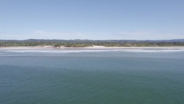 Panoramic View North Belongil Beach Byron Bay Australia Aerial Forward — Vídeos de Stock