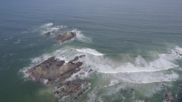 Foamy Waves Crashing Outcrops Broken Head Beach Byron Bay Northern — Video Stock