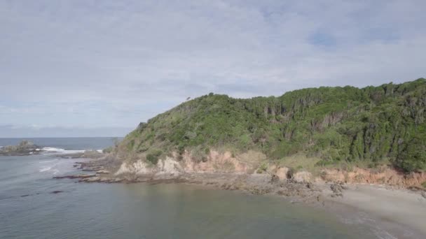 Broken Head Beach Steep Forest Mountains Revealed Kings Beach New — Stockvideo