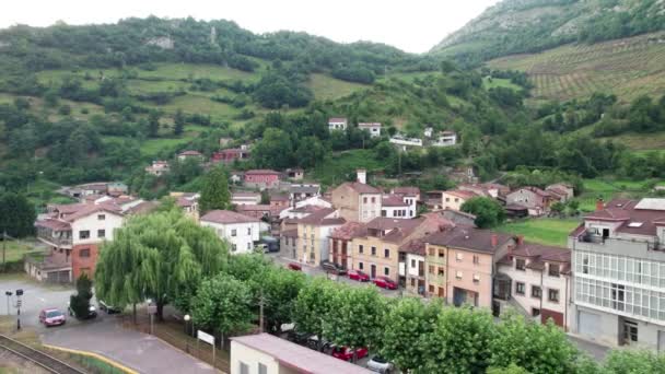 Cottages Small Village Valley Surrounded Green Mountains Day Northern Spain — стоковое видео