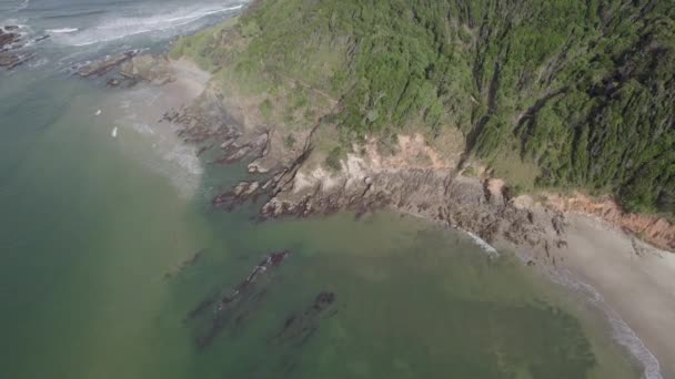 Rocky Coastline Broken Head Beach Byron Bay Northern Rivers New — стоковое видео