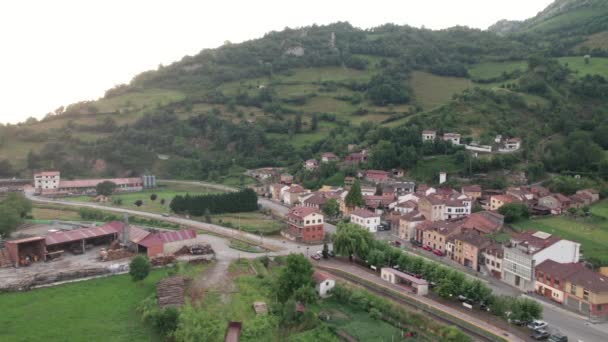 Kırsal Bir Köyün Doğal Ortamdaki Insansız Hava Görüntüsü Levinco Asturias — Stok video