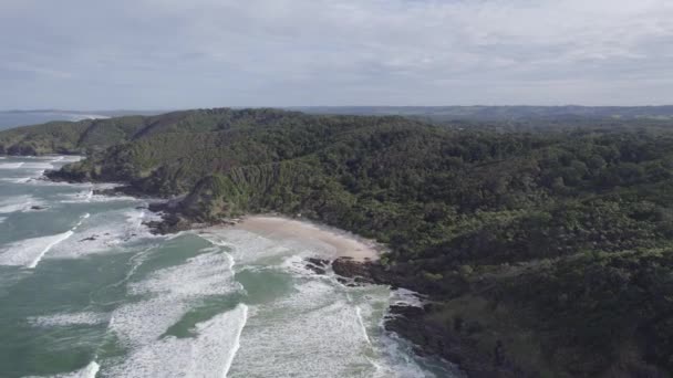 Promontori Con Ripide Foreste Pluviali Lussureggianti Spiagge Sabbiose Presso Broken — Video Stock