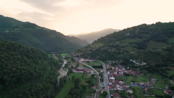 Panoramiczny Widok Lotu Ptaka Wieś Aller Asturii Północnohiszpańska Turystyka Zachodzie — Wideo stockowe