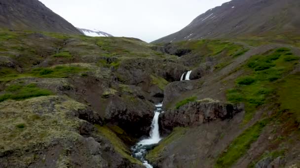 Wodospady Płynące Ułożone Stosy Islandii Dronem Wideo Poruszającym Się Górę — Wideo stockowe