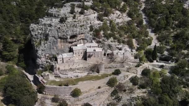 Das Kloster Wurde Einem Felsen Kroatien Erbaut Blaca Einsiedelei — Stockvideo