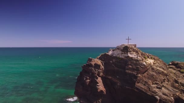 Kříž Vrcholu Skály Břehu Španělska — Stock video