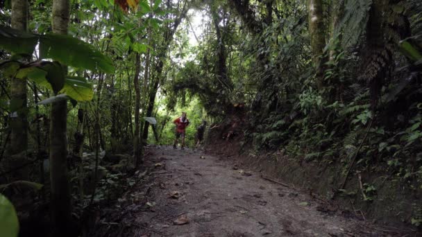 Jonge Backpackers Avonturier Verkennen Costa Rica Monteverde Nationaal Natuurreservaat Wandelpad — Stockvideo