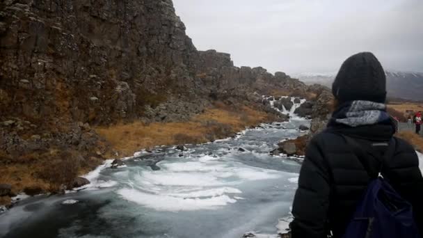 Женщина Водопаде Оксарарфосс Национальный Парк Тингвеллир Южный Регион Ледник — стоковое видео