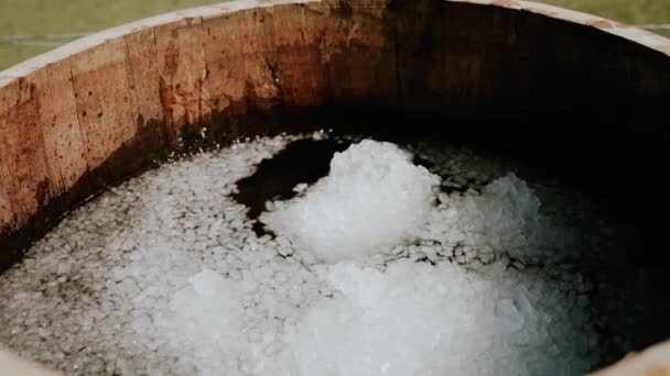 木桶里的冰水 — 图库视频影像