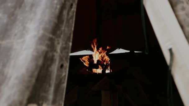 View Woodfire Burning Tipi Entrance Pullback Shot — Vídeos de Stock