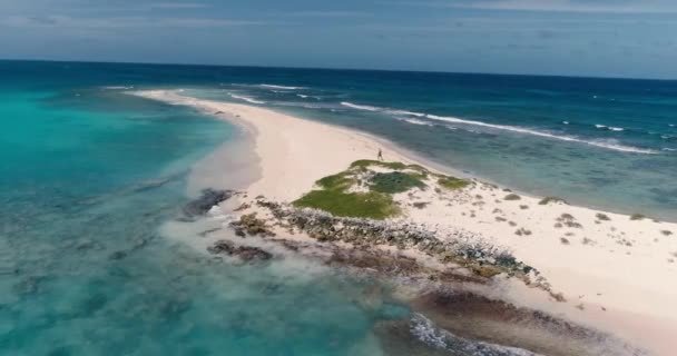 Άνθρωπος Πόδια Λευκή Άμμο Παραλία Καραϊβική Νησί Κύματα Συντρίβεται Κατά — Αρχείο Βίντεο