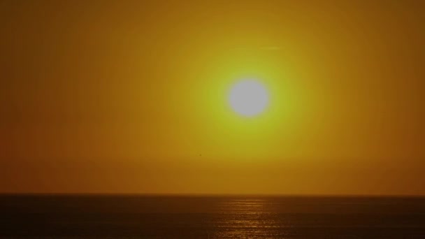 Zonsondergang Timelapse Een Strand Met Een Aantal Boten Het Eiland — Stockvideo