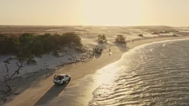 Kite Surfers Pickup Trucks Arriving Guriu Beach Warm Sunset Glow — Vídeos de Stock