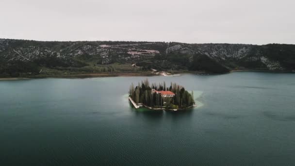 Voando Direção Ilha Mosteiro Visovac Croácia — Vídeo de Stock