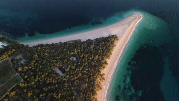 Πετώντας Πάνω Από Την Παραλία Γκόλντεν Χορν Στην Κροατία — Αρχείο Βίντεο