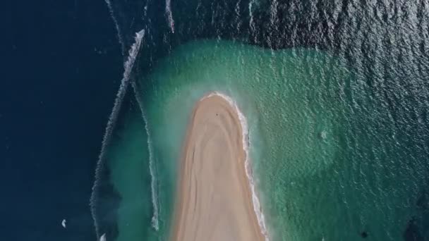 Leżąc Samotnie Złotym Rogu Plaży Podczas Paralotni — Wideo stockowe