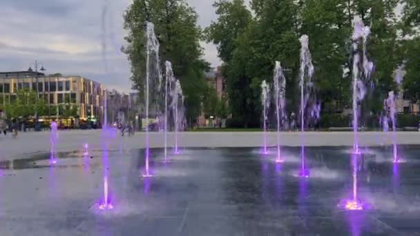 Colorful Ground Level Fountains Gushing Water Lukiskes Square Sunset Vilnius — Video