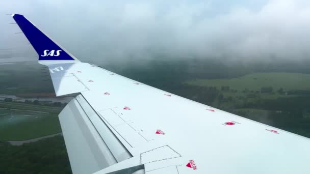 Sas Bombardier Crj Commercial Scandinavian Jet Airplane Wing Approaching Copenhagen — Stockvideo