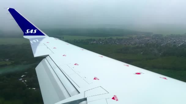 Sas Bombardier Crj Εμπορική Πτέρυγα Αεριωθούμενων Αεροπλάνων Πλησιάζει Αεροδρόμιο Της — Αρχείο Βίντεο