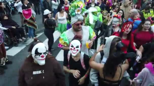 スペインのカナリア諸島のラス パルマス グラン カナリアのカーニバルで踊る衣装を着た人々 フロートから撃たれた — ストック動画
