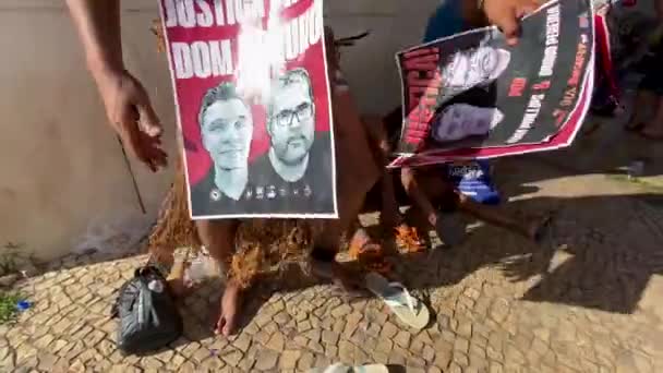 Коренные Бразильцы Держащие Доски Фотографиями Дома Бруно Идут Акцию Протеста — стоковое видео