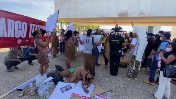 Sliding Shot Group Indigenous Amazonian Indians Andes Gathering Supreme Court — Stockvideo