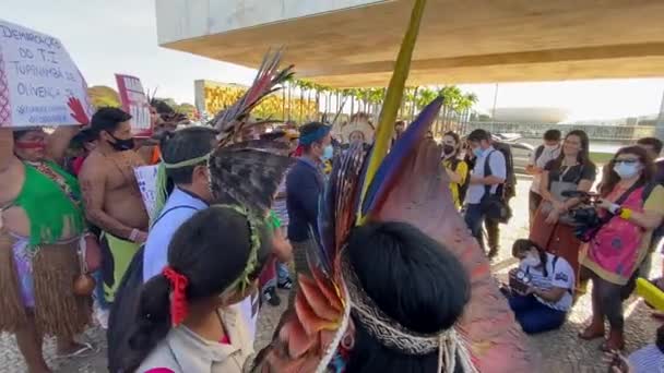 在Brasila最高法院举行的反对暴力侵害和谋杀酋长领地和黑人的抗议活动中 滑倒在亚马逊土著人民的上方 — 图库视频影像