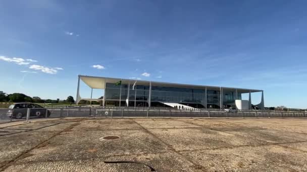 Walking Three Powers Plaza While Looking Palcio Planalto — Αρχείο Βίντεο