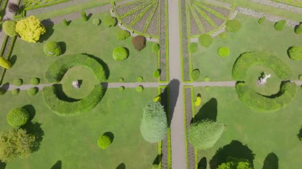 Revealing Aerial Shot Drummond Castle Its Well Kept Garden — Stock video