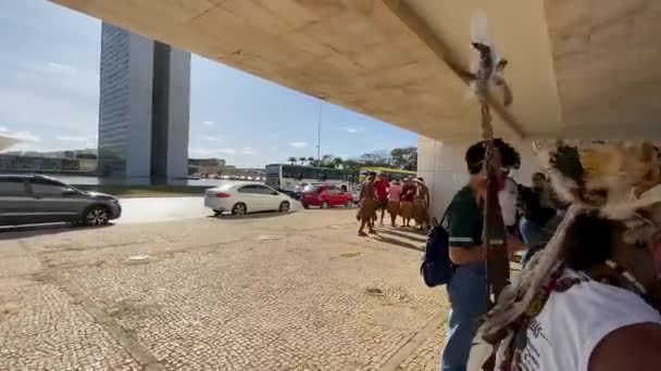 Wide Shot Indigenous Amazonian People Supreme Court Brasilia Protest Violence — Stockvideo