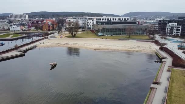 Vuelo Aéreo Hacia Kristiansand Playa Pública Centro Ciudad Mar Tranquilo — Vídeos de Stock